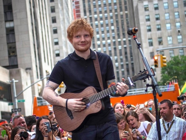 
	
	Ed Sheeran - 23 tuổi - đã gây được tiếng vang tại Mỹ sau khi tham gia vào tour diễn Red cùng với Taylor Swift. Album đầu tay của anh đã phá vỡ hàng loạt bảng xếp hạng của Mỹ khi là nghệ sĩ nam người Anh ra mắt thành công tại Mỹ với album đầu tay. Album thứ hai của anh cũng nhận được khá nhiều lời khen ngợi.